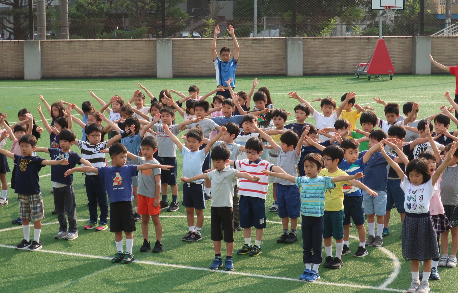 夏の学校（朝のラジオ体操）の様子